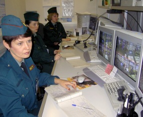 охранник ЧОП за работой оператор видеонаблюдения